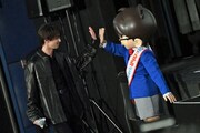 「名探偵コナン ハイウェイの堕天使」公開記念舞台挨拶にて、江戸川コナン（右）とハイタッチする横浜流星（左）