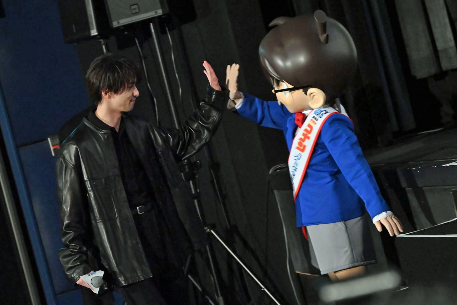 「名探偵コナン ハイウェイの堕天使」公開記念舞台挨拶にて、江戸川コナン（右）とハイタッチする横浜流星（左）
