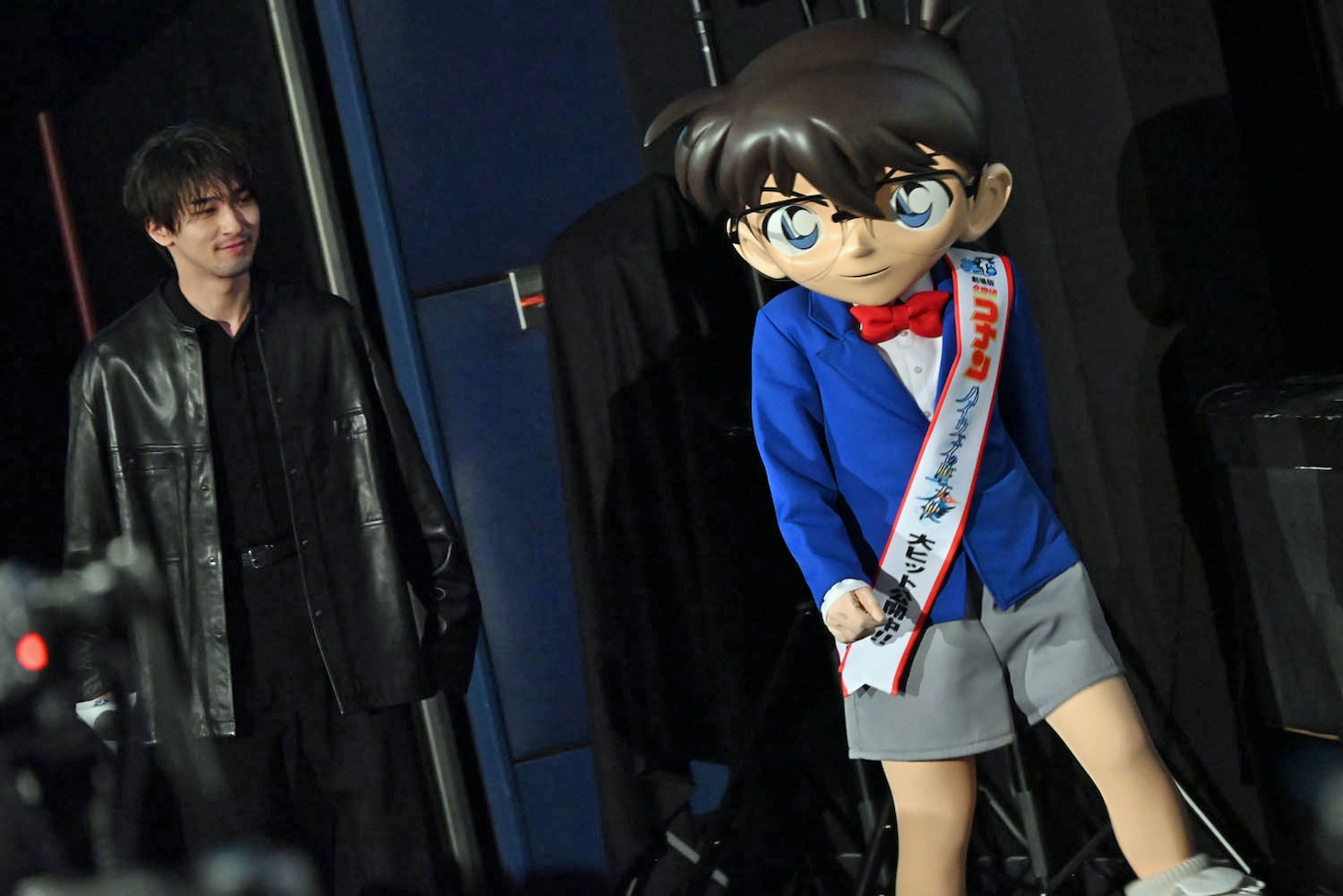 「名探偵コナン ハイウェイの堕天使」公開記念舞台挨拶にて、一緒に入場する横浜流星（左）と江戸川コナン（右）
