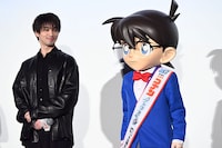 江戸川コナン（右）にほほえみを向ける横浜流星（左）