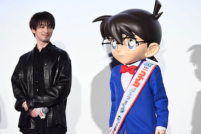 江戸川コナン（右）にほほえみを向ける横浜流星（左）