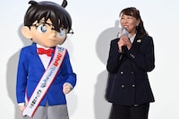 「名探偵コナン ハイウェイの堕天使」公開記念舞台挨拶にて、左から江戸川コナン、高山みなみ