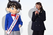 「名探偵コナン ハイウェイの堕天使」公開記念舞台挨拶にて、左から江戸川コナン、高山みなみ
