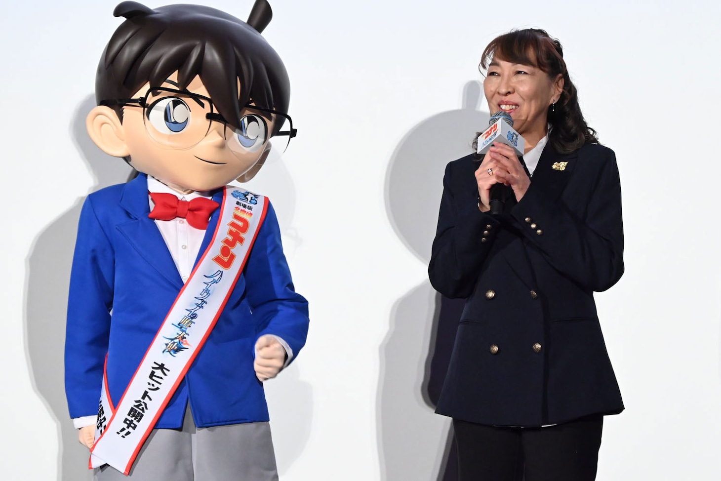 「名探偵コナン ハイウェイの堕天使」公開記念舞台挨拶にて、左から江戸川コナン、高山みなみ