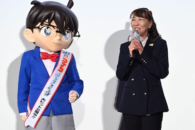 「名探偵コナン ハイウェイの堕天使」公開記念舞台挨拶にて、左から江戸川コナン、高山みなみ