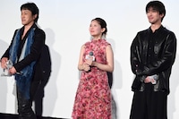 小山力也（左）から大絶賛されて満面の笑みを浮かべる畑芽育（中央）と横浜流星（右）