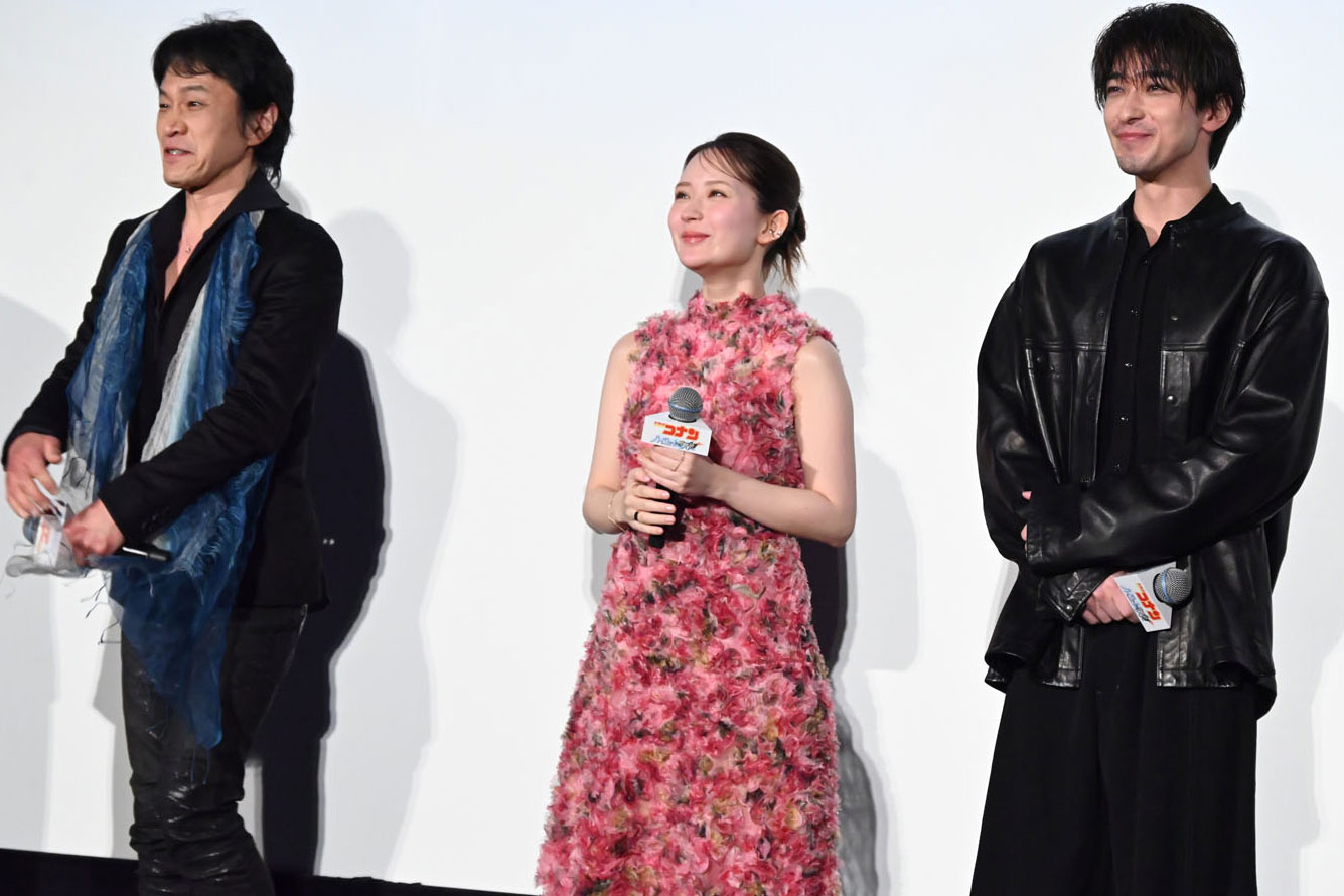 小山力也（左）から大絶賛されて満面の笑みを浮かべる畑芽育（中央）と横浜流星（右）