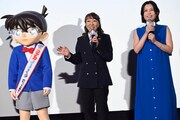 「名探偵コナン ハイウェイの堕天使」公開記念舞台挨拶にて、左から江戸川コナン、高山みなみ、沢城みゆき