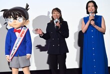 「名探偵コナン ハイウェイの堕天使」公開記念舞台挨拶にて、左から江戸川コナン、高山みなみ、沢城みゆき