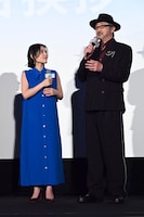 「名探偵コナン ハイウェイの堕天使」公開記念舞台挨拶にて、左から沢城みゆき、大塚明夫