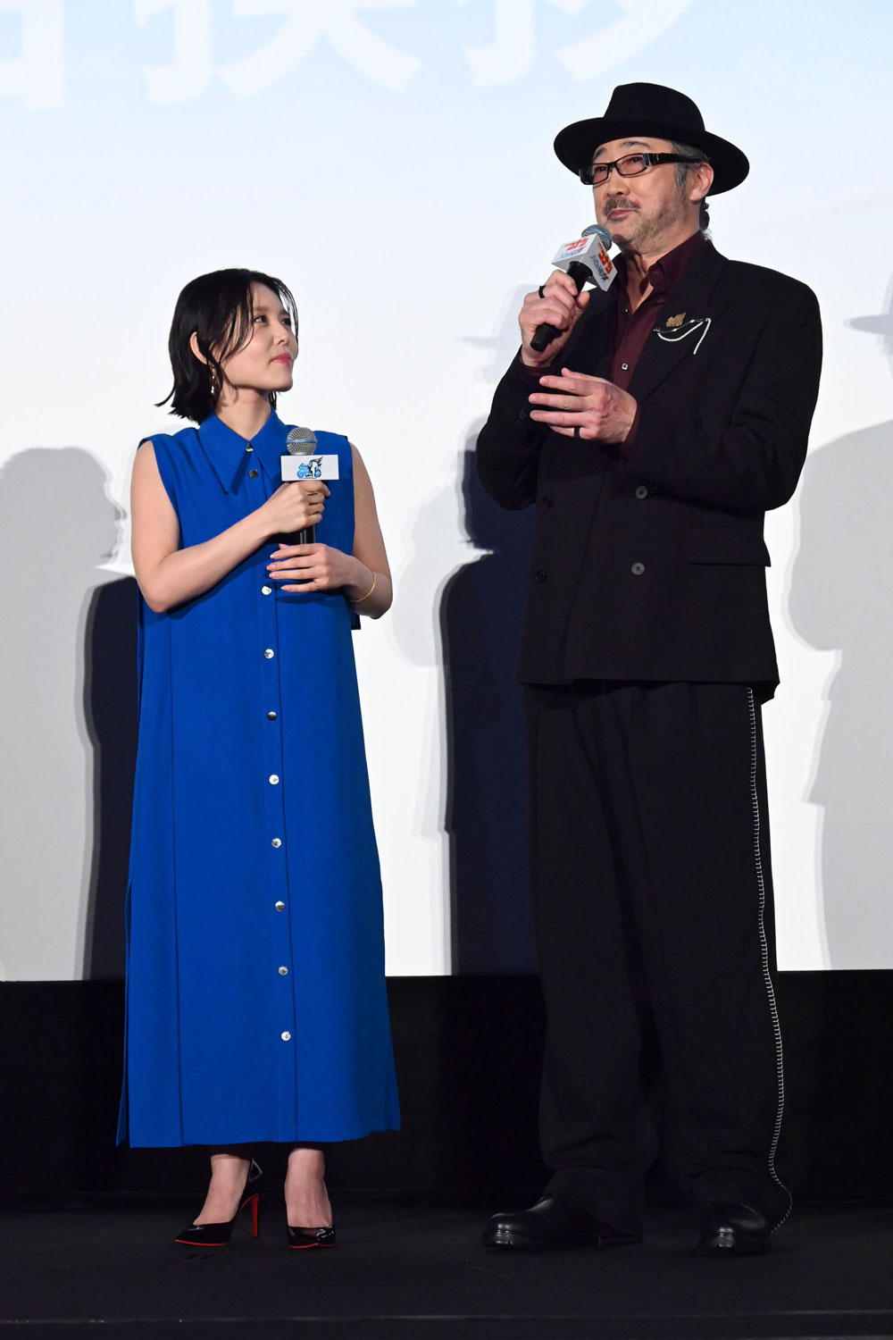 「名探偵コナン ハイウェイの堕天使」公開記念舞台挨拶にて、左から沢城みゆき、大塚明夫