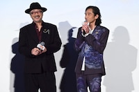 「名探偵コナン ハイウェイの堕天使」公開記念舞台挨拶にて、左から大塚明夫、三木眞一郎