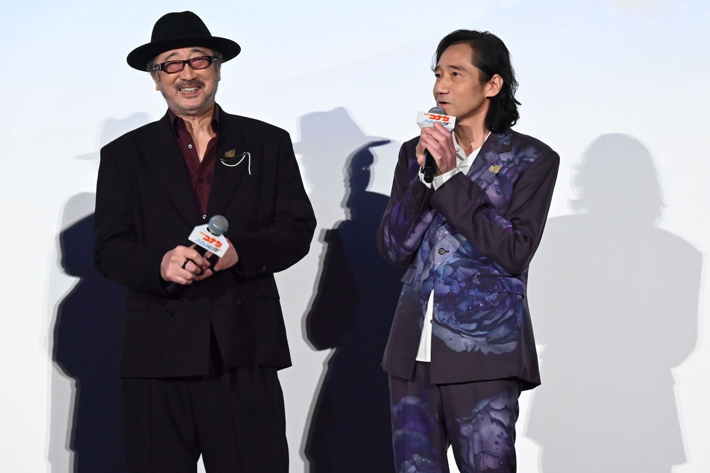 「名探偵コナン ハイウェイの堕天使」公開記念舞台挨拶にて、左から大塚明夫、三木眞一郎