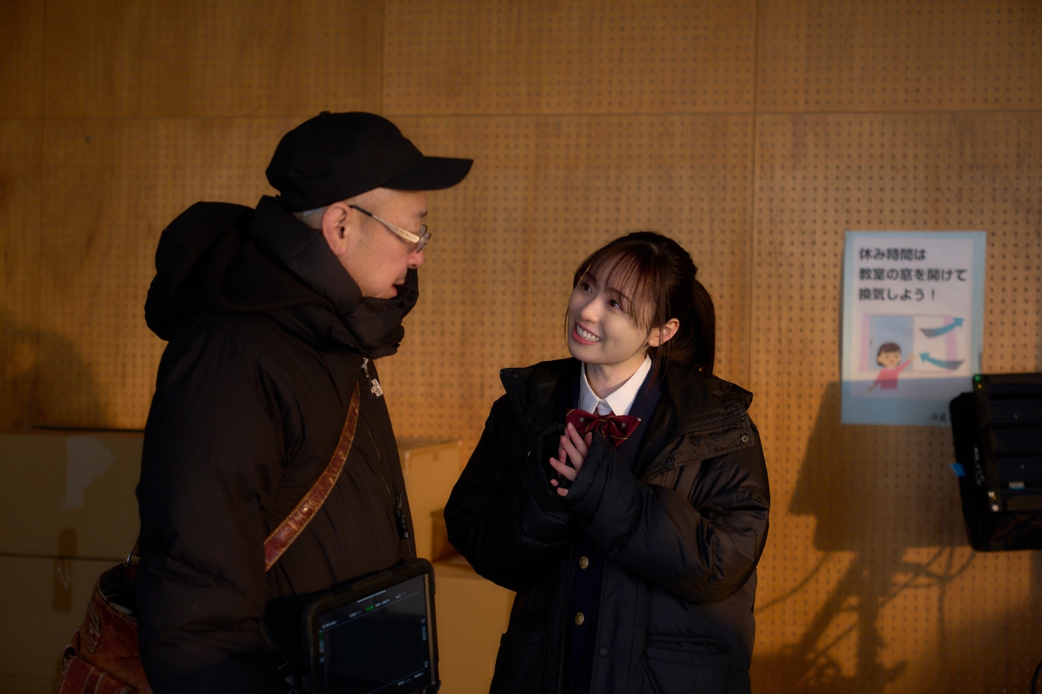 映画「正直不動産」メイキング写真。左から川村泰祐、福原遥