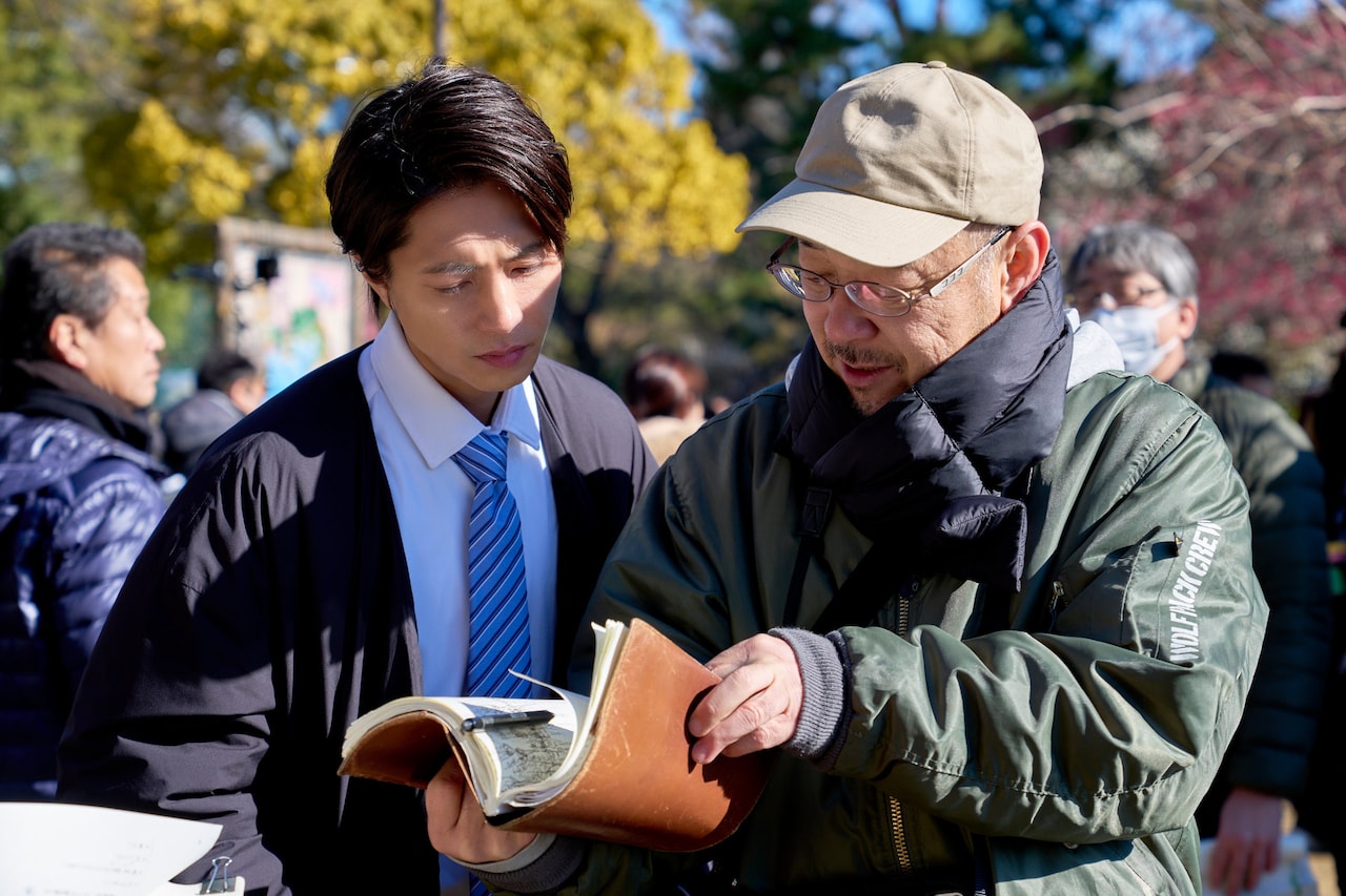 映画「正直不動産」メイキング写真。左から山下智久、川村泰祐