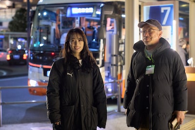 映画「正直不動産」メイキング写真。左から泉里香、川村泰祐