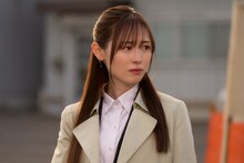 映画「正直不動産」より、福原遥演じる月下咲良