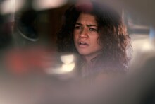 薬物依存と闘いながら借金に追われる生活を送るルー（演：ゼンデイヤ）