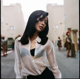 ハリウッド事務所で働く一方“裏活動”で稼いでいるマディ（演：アレクサ・デミー）