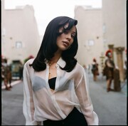 ハリウッド事務所で働く一方“裏活動”で稼いでいるマディ（演：アレクサ・デミー）