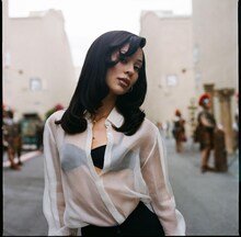 ハリウッド事務所で働く一方“裏活動”で稼いでいるマディ（演：アレクサ・デミー）