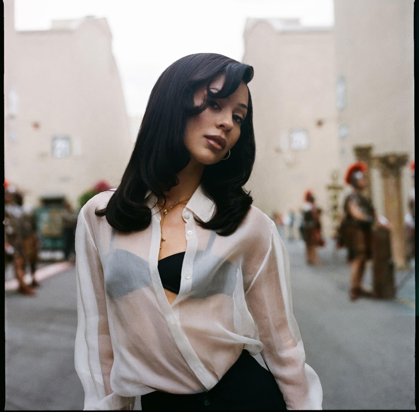 ハリウッド事務所で働く一方“裏活動”で稼いでいるマディ（演：アレクサ・デミー）