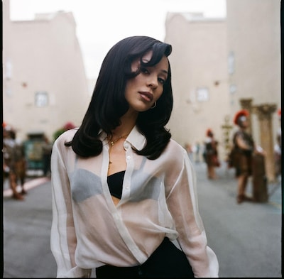 ハリウッド事務所で働く一方“裏活動”で稼いでいるマディ（演：アレクサ・デミー）