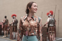 敏腕ショーランナーのアシスタントとしてドラマ制作に携わるレクシー（演：モード・アパトウ）