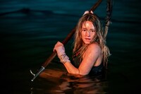 映画「デンジャラス・アニマルズ 絶望海域」場面写真。ハッシー・ハリソン演じるゼファー