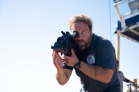 映画「デンジャラス・アニマルズ 絶望海域」場面写真。ジェイ・コートニー演じるタッカー