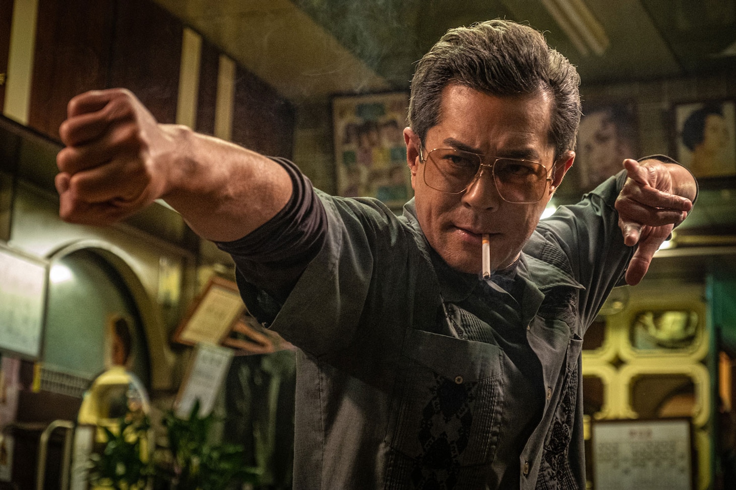 映画「トワイライト・ウォリアーズ 決戦！九龍城砦」より、ルイス・クー（古天樂）演じる龍捲風（ロンギュンフォン） ©2024 Media Asia Film Production Limited Entertaining Power Co. Limited One Cool Film Production Limited Lian Ray Pictures Co., Ltd All Rights Reserved.