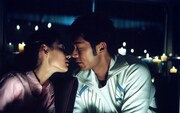 映画「忘れえぬ想い」場面写真。セシリア・チャン（張栢芝 / 左）演じる女性の亡き婚約者をルイス・クー（古天樂 / 右）が演じた ©2010 Fortune Star Media Limited. All Rights Reserved.