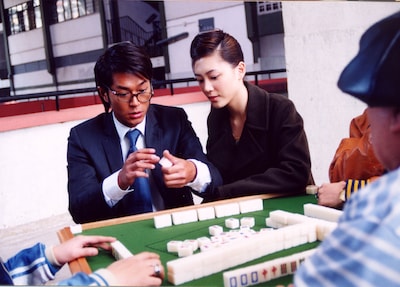 映画「アンディ・ラウの麻雀大将」場面写真。ルイス・クー（古天樂 / 左）はアンディ・ラウ（劉徳華）の弟役で出演 ©2010 Fortune Star Media Limited. All Rights Reserved.