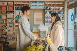 韓国映画「大丈夫、大丈夫、大丈夫！」より、ソン・ソック演じる薬剤師ドンウク（左）、イ・レ演じるイニョン（右）