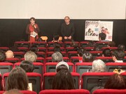 2024年12月、舞台挨拶に登壇したモフセン・マフマルバフ（右）