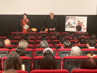 2024年12月、舞台挨拶に登壇したモフセン・マフマルバフ（右）