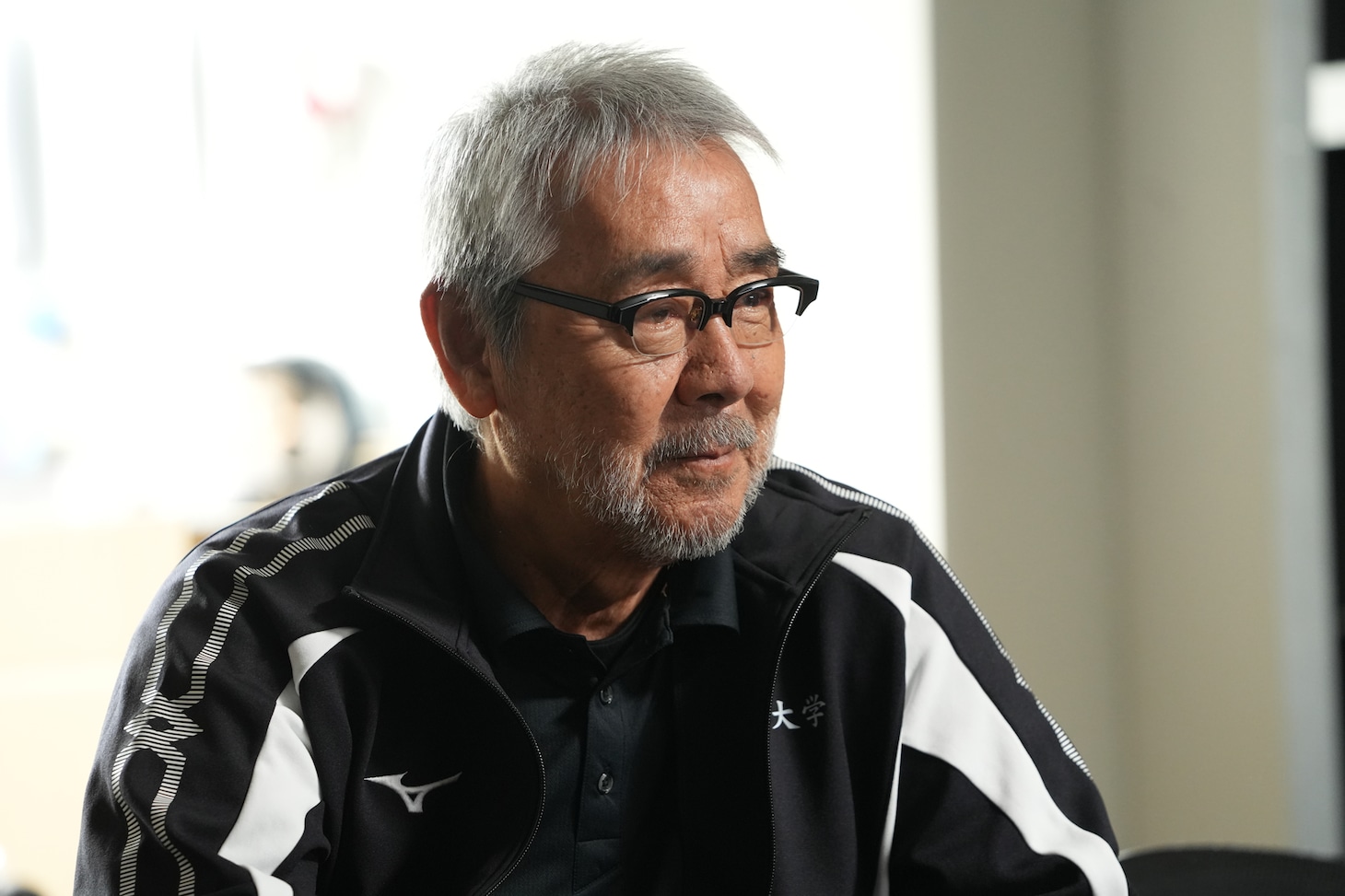 「俺たちの箱根駅伝」より、寺尾聰演じる明誠学院陸上競技部の名物監督・諸矢久繁。箱根駅伝を知り尽くした名将で、山下智久扮する甲斐真人を新監督として見出す役どころ