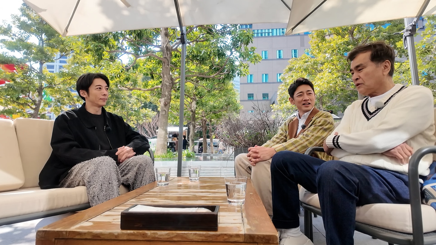 「火曜の良純孝太郎 2時間SP」より、左から高橋一生、小泉孝太郎、石原良純