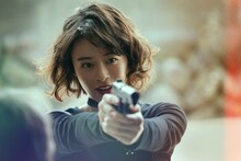 「藁にもすがる獣たち」より、森七菜演じる謎めいた“夜職悪女”・し～な