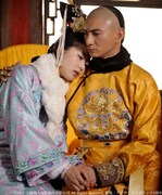 中国ドラマ「宮廷女官 若曦（じゃくぎ）」のヒロイン・馬爾泰若曦（左）と愛新覚羅胤禛（右）。演じたリウ・シーシー（劉詩詩）とニッキー・ウー（呉奇隆）は共演後に結婚した