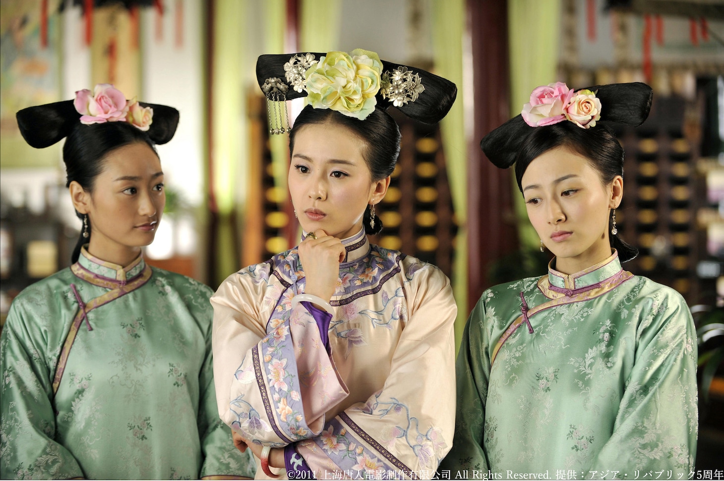 馬爾泰若曦（中央）。演じたのは中国ドラマ「一念関山-Journey to Love-」「掌心～宮廷に響く復讐の鈴音～」など、近年も出演作が続々と日本上陸しているリウ・シーシー（劉詩詩）