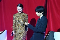 戸田恵梨香（左）を紳士的にエスコートする生田斗真（右）