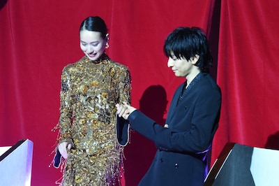 戸田恵梨香（左）を紳士的にエスコートする生田斗真（右）