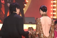 Netflixシリーズ「地獄に堕ちるわよ」配信記念PARTYの様子。戸田恵梨香（左）を紳士的にエスコートする生田斗真（右）