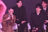 左から戸田恵梨香、生田斗真