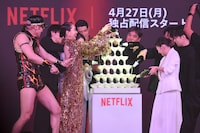 Netflixシリーズ「地獄に堕ちるわよ」配信記念PARTYで行われたシャンパンタワーの様子