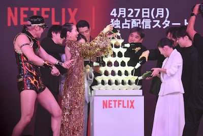 Netflixシリーズ「地獄に堕ちるわよ」配信記念PARTYで行われたシャンパンタワーの様子