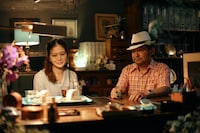 古川葵の監督作「夕べの訪問客」場面写真。左から佐津川愛美演じる洋子、仁科貴演じる田代