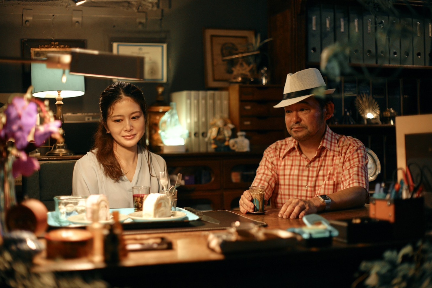 古川葵の監督作「夕べの訪問客」場面写真。左から佐津川愛美演じる洋子、仁科貴演じる田代