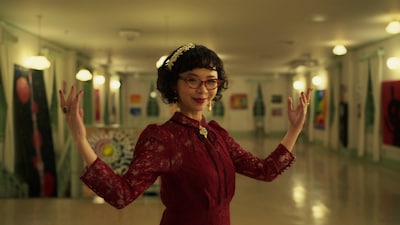 映画「バナ穴 BANA_ANA」より、川島夫人役の趣里。